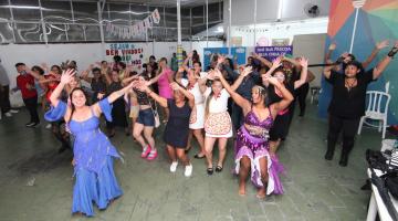 professora e alunas fantasiadas dançando #paratodosverem 