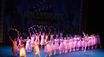 grupo dançando no palco #paratodosverem