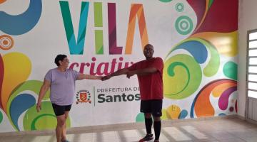 idosos de mãos dadas em vila criativa #paratodosverem
