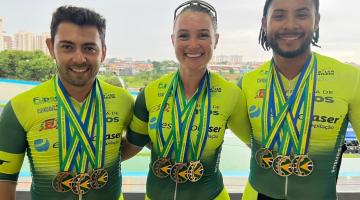 Daniel, Maria e João Vitor posam para foto. #paratodosverem