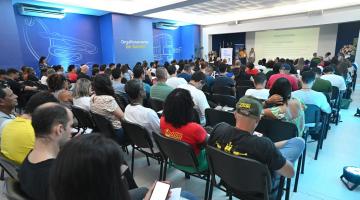 pessoas aconpanhando o evento #paratodosverem