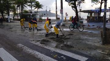 homens varrem excesso de areia que chegou à avenida trazida pela maré. #paratodoverem