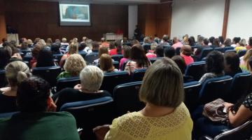 Auditório lotado de pessoas assistindo palestra. #pracegover