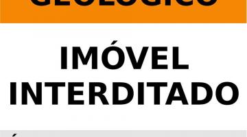 Aviso da defesa civil para afixar em casa. Está escrito: Área de Risco Geológico. Imóvel Interditado. Área monitorada pela Defesa Civil 199