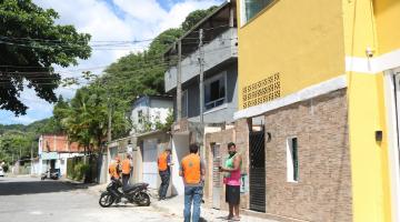 agentes tocando em casas para entregar panfletos #paratodosverem