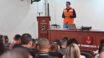 servidores assistem a palestra #paratodosverem 