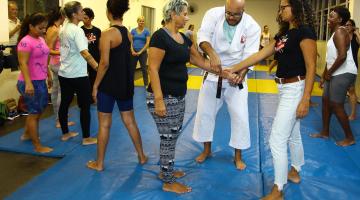 Aula de defesa pessoal prepara mulheres para situações de violência doméstica