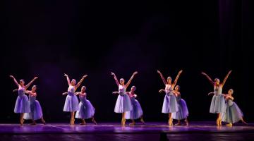 balé da cidade em coreografia no palco #paratodosverem 