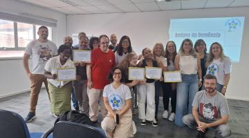 pessoas segurando certificados #paratodosverem