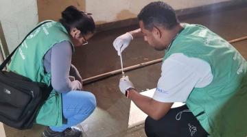 agentes analisam larvas em tubo #paratodosverem