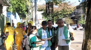 agentes uniformizados estão reunidos em calçada. #paratodosverem 