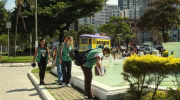 Agentes observam a fonte da Praça das Bandeiras em busca de focos do mosquito. #pratodosverem