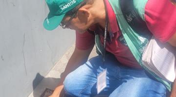 agente mexendo em ralo #paratodosverem