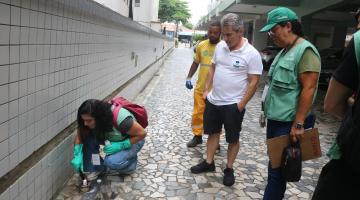 agentes procuram focos na praça mauá #paratodosverem