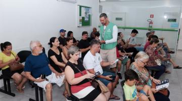 agente distribui panfletos em policlínica #paratodosverem 