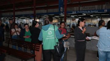 agente entrega panfletos na fila #paratodosverem 