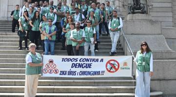 grupo de agens segura faixa na escadaria do paço #paratodosverem 