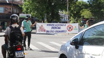agentes mostram faixa em semáfoto #paratodosverem 