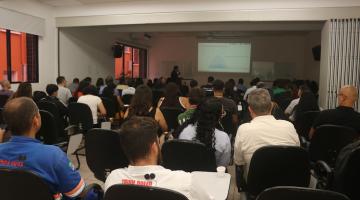 pessoas acompanhando o evento #paratodosverem 