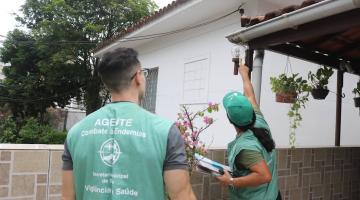 agentes olham foco em telhado #paratodosverem 
