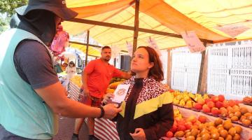 agente entrega panfleto a mulher #paratodosverem 