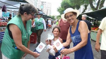 agente entrega panfleto a mulher #paratodosverem 