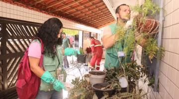 agente procura foco de aedes em vaso #paratodosverem
