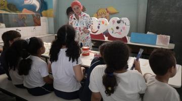 crianças assistem a explicação #paratodosverem