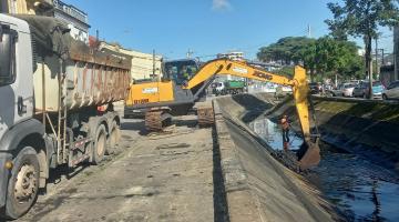 escavadeira retira lixo de canal #paratodosverem 