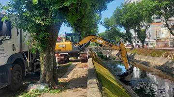 máquina atua para retirar resíduos de canais #paratodosverem 