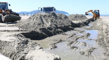 máquina retira areia de canal na praia. #paratodosverem