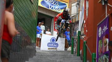 Pilotos reconhecem pista de prova de downhill no Morro do Pacheco