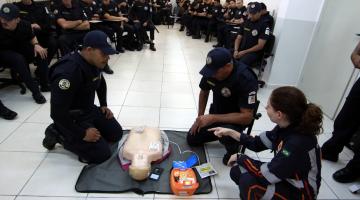 guardas agachando utilizam aparelho em boneco e vários guardas assistem #paratodosverem