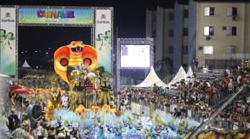 Desfile de escola de samba com grande público #paratodosverem