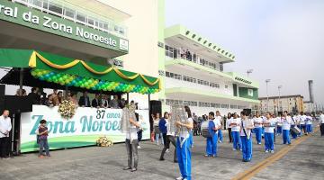 desfile em avenida decorada com o tradicional verde-amarelo. #paratodosverem