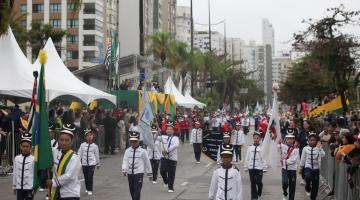 alunos fantasiados desfilam na avenida #paratodosverem