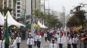 pessoas desfilando na praia na Independência