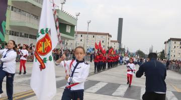 menina desfila com bandeira de Santos #paratodosverem 