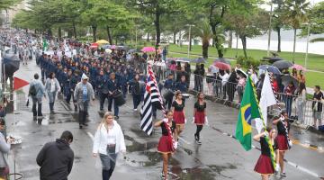 alunos desfilando #paratodosverem
