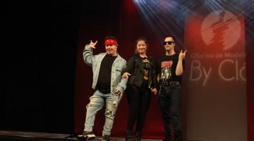 modelos portadores de sindrome de down no palco com roupa de rock #paratodosverem