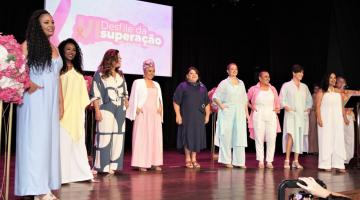 mulheres no palco no desfile #paratodosverem