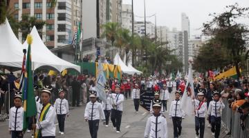 estudantes desfilando #paratodosverem 