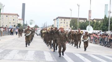 militares desfilando #paratodosverem
