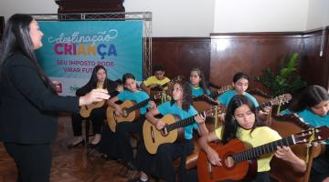 crianças tocando violão #paratodosverem