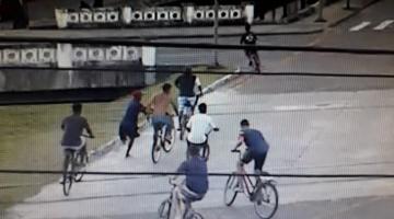 imagem captada por câmeras mostra homens fungindo de bicicleta, próximo a pontilhão em canal. Um deles corre a pé. #paratodosverem