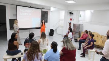Imagem da palestra sobre Dezembro Laranja. #Paratodosverem.