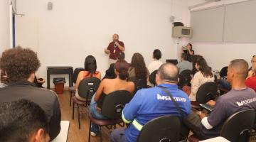pessoas assistem a palestra #paratodosverem