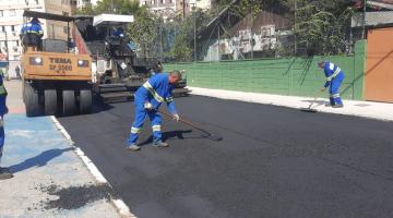 homens trabalhando em finalização de pavimentação #paratodosverem 