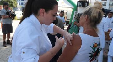 mulher é vacinada no braço #paratodosverem 