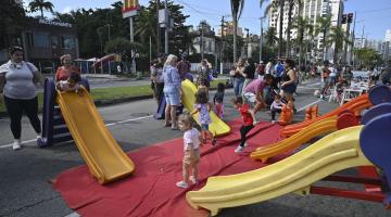 crianças brincando no vem pra orla #paratodosverem